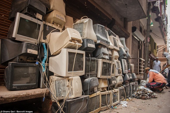 Cuộc sống mưu sinh trên bãi rác thải điện tử khổng lồ ở Seelampur, Ấn Độ - Ảnh 8.