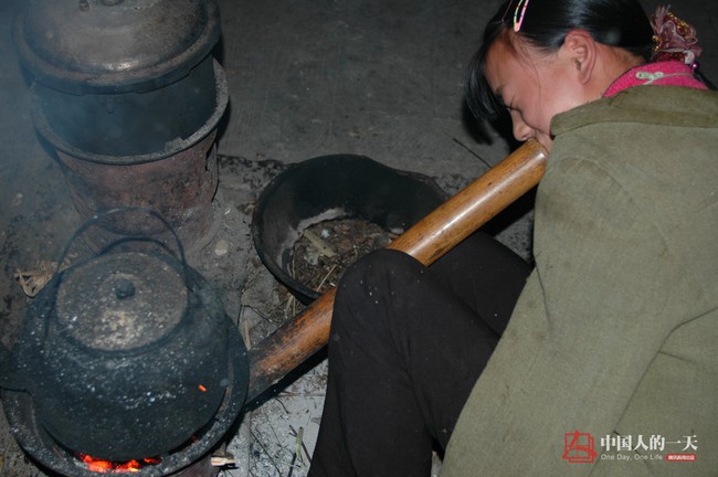 Bức ảnh người mẹ không tay vẫn oằn mình cho con bú lay động hàng triệu trái tim - Ảnh 4.