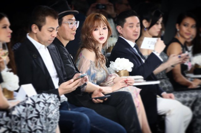 Hyuna lần đầu diện đầm công chúa tham dự Tuần lễ thời trang Haute Couture tại Paris - Ảnh 2.