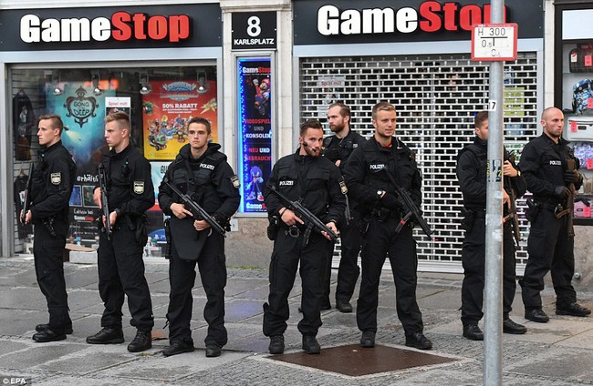Đức: Xả súng tại trung tâm thương mại thành phố Munich, 10 người chết - Ảnh 7.