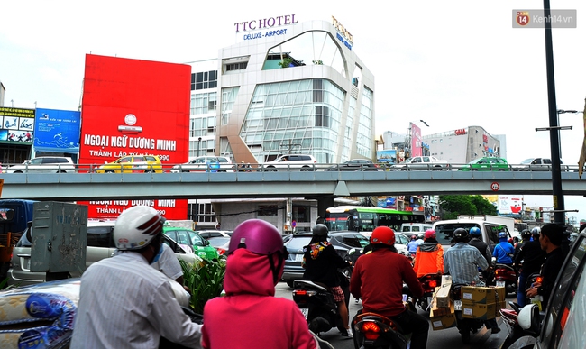 Kẹt xe nghiêm trọng ở cửa ngõ sân bay Tân Sơn Nhất vào giữa trưa - Ảnh 8.