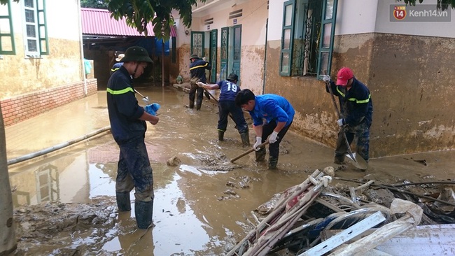 Chùm ảnh: Xách nước, đẩy bùn đất ra khỏi nhà dân sau đợt lũ kinh hoàng ở Lào Cai - Ảnh 12.