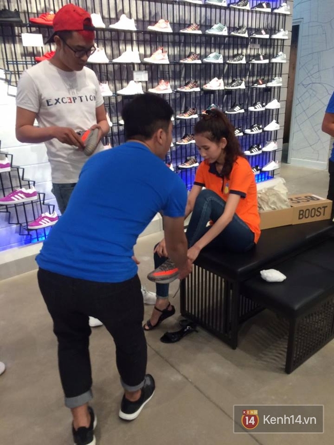 Giới trẻ Việt vui sướng khi chính thức được rinh đôi sneaker siêu hot Yeezy Boost 350 V2 - Ảnh 5.