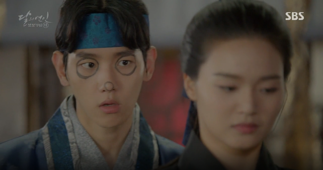 Moon Lovers: &ldquo;Mười&rdquo; Baekhyun su&yacute;t toi mạng dưới tay&hellip; bố vợ - Ảnh 2.