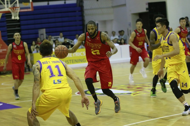 Mặc mưa lớn, khán giả ngồi chật cứng sân xem derby Saigon Heat và HCMC Wings - Ảnh 9.