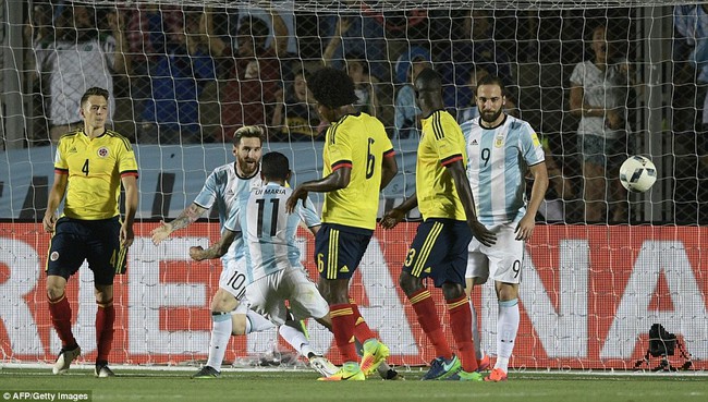 Messi lập siêu phẩm sút phạt, Argentina dứt mạch toàn hòa và thua - Ảnh 10.