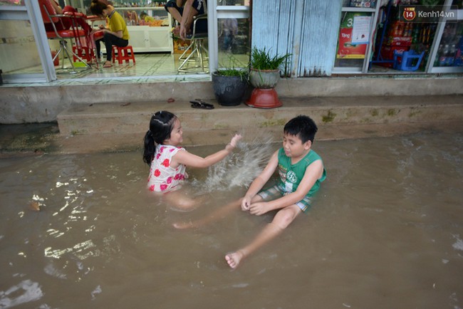 Nắng n&oacute;ng nhiều ng&agrave;y ở S&agrave;i G&ograve;n, đường phố vẫn ngập l&ecirc;nh l&aacute;ng v&igrave; triều cường - Ảnh 8.