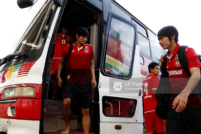 Đột nhập phòng tập đối thủ của Việt Nam ở trận khai mạc AFF Cup 2016 - Ảnh 1.