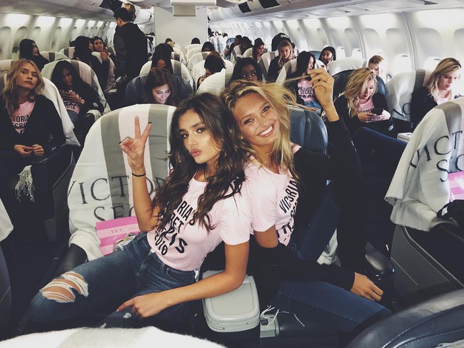 Dàn thiên thần Victorias Secret tưng bừng lên đường sang Paris chuẩn bị cho VSFS 2016 - Ảnh 11.