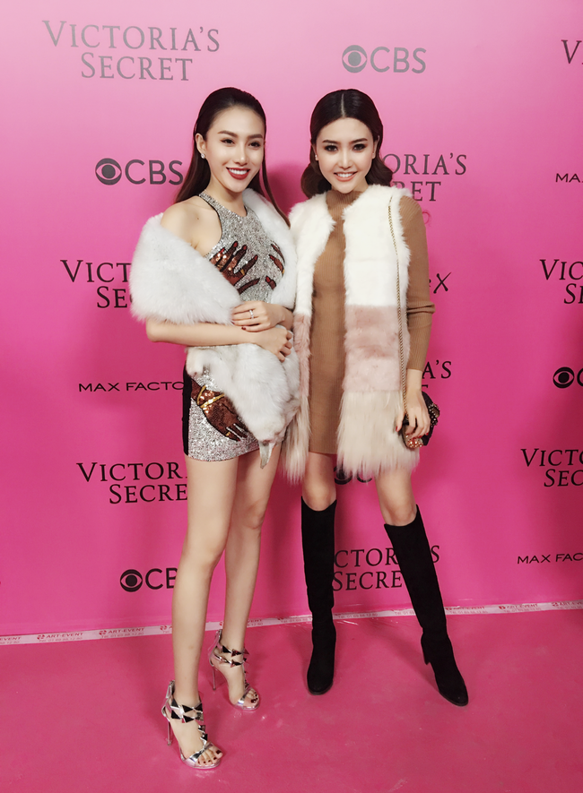 L&ecirc; H&agrave;, Ngọc Duy&ecirc;n lộ diện sang chảnh trong hậu trường Victorias Secret trước giờ G - Ảnh 4.
