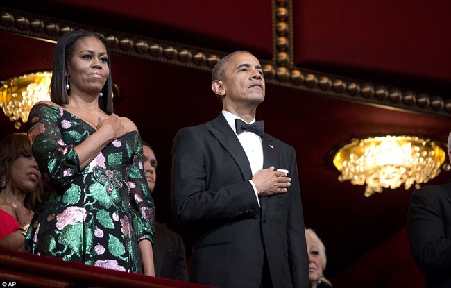 Bà Michelle cực xinh đẹp, sánh đôi cùng ông Obama tới dự lễ trao giải Kennedy Center Honors 2016 - Ảnh 15.
