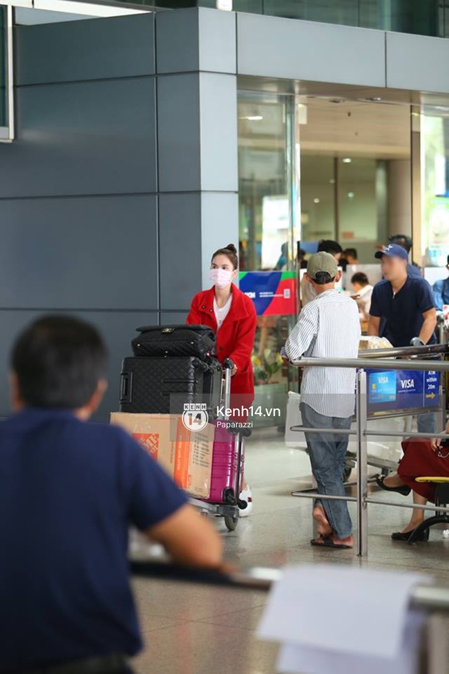 Ngọc Trinh gặp rắc rối với h&agrave;nh l&yacute; khi vừa về tới Việt Nam - Ảnh 8.