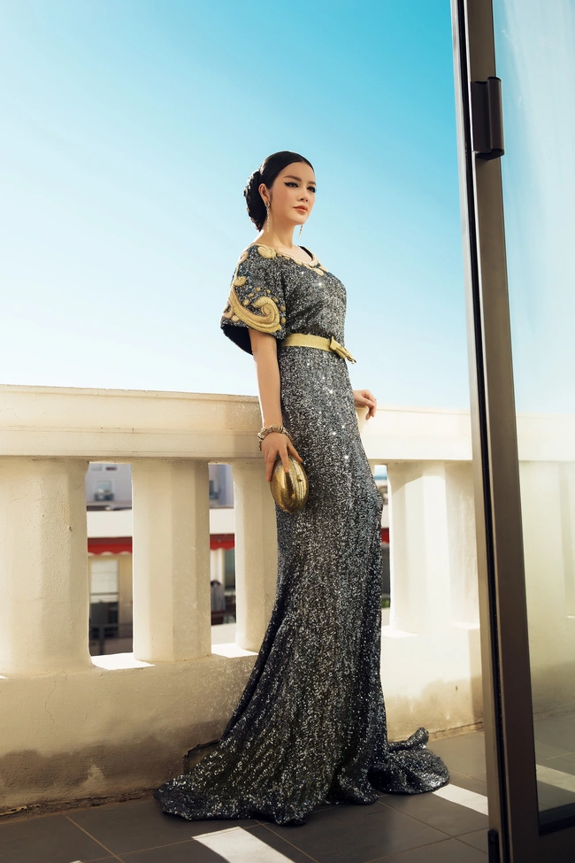 Ai cũng phải trầm trồ trước vẻ ki&ecirc;u sa kh&oacute; cưỡng của L&yacute; Nh&atilde; Kỳ tr&ecirc;n thảm đỏ LHP Cannes - Ảnh 1.