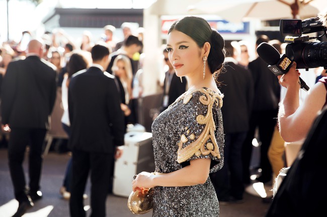 Ai cũng phải trầm trồ trước vẻ ki&ecirc;u sa kh&oacute; cưỡng của L&yacute; Nh&atilde; Kỳ tr&ecirc;n thảm đỏ LHP Cannes - Ảnh 7.