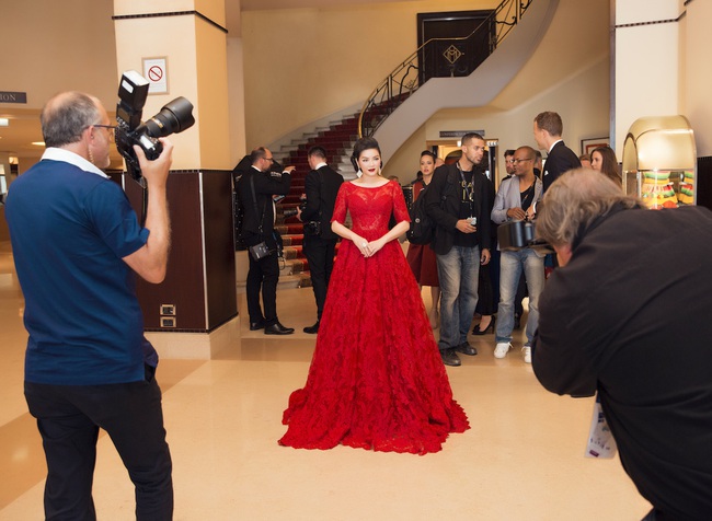 Lý Nhã Kỳ lộng lẫy đi thảm đỏ với siêu mẫu quốc tế, hội ngộ Dương Tử Quỳnh trong sự kiện tại Cannes - Ảnh 6.
