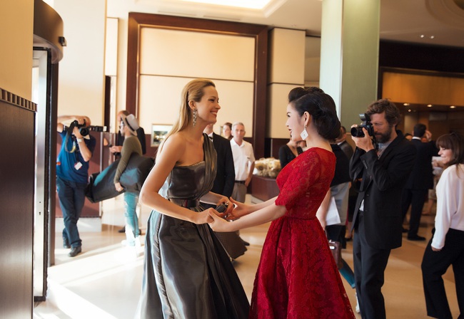 Lý Nhã Kỳ lộng lẫy đi thảm đỏ với siêu mẫu quốc tế, hội ngộ Dương Tử Quỳnh trong sự kiện tại Cannes - Ảnh 7.