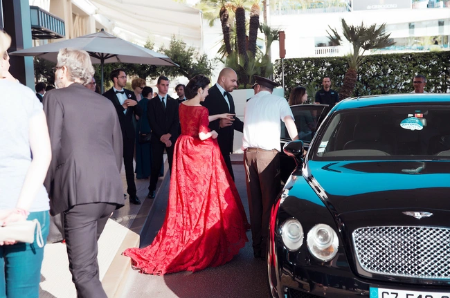Lý Nhã Kỳ lộng lẫy đi thảm đỏ với siêu mẫu quốc tế, hội ngộ Dương Tử Quỳnh trong sự kiện tại Cannes - Ảnh 10.