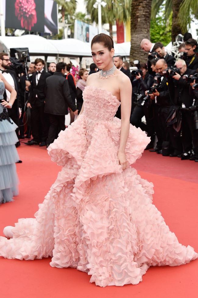 Mỹ nh&acirc;n kh&ocirc;ng tuổi Th&aacute;i Lan nổi bật lấn lướt Lưu Diệc Phi, L&yacute; Băng Băng ng&agrave;y khai mạc Cannes 2016 - Ảnh 9.