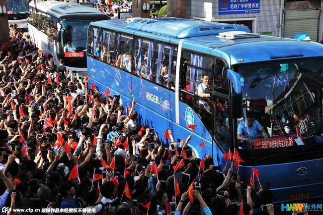 Hàng chục ngàn phụ huynh Trung Quốc tiễn con lên đường đi thi Đại học - Ảnh 10.