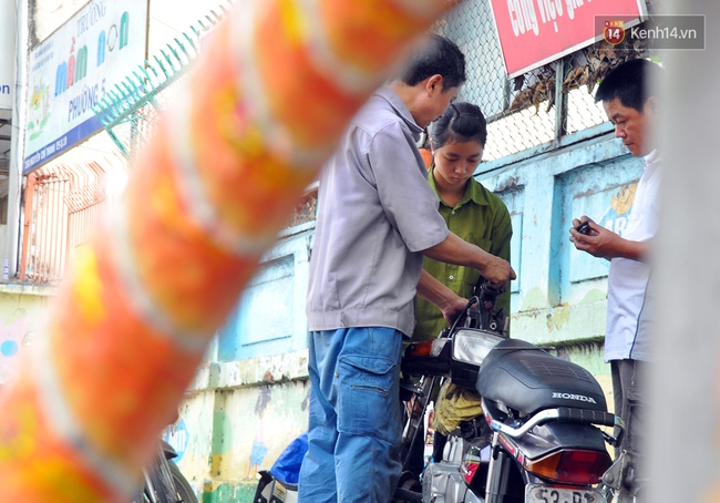 Cô gái 21 tuổi sửa xe máy ở vỉa hè Sài Gòn để phụ ba mẹ nuôi các em ăn học - Ảnh 7.
