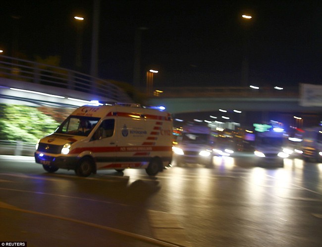 Khoảnh khắc bom nổ kinh hoàng trong vụ đánh bom tự sát tại sân bay Thổ Nhĩ Kỳ - Ảnh 10.