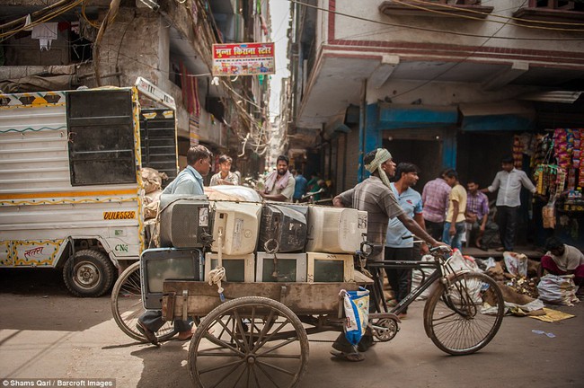 Cuộc sống mưu sinh trên bãi rác thải điện tử khổng lồ ở Seelampur, Ấn Độ - Ảnh 9.