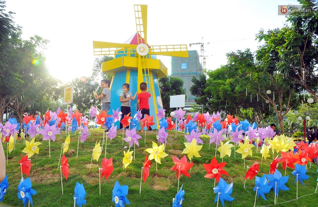 Người Sài Gòn thích thú chụp ảnh trong khu vườn 3.500 chong chóng đủ màu sắc - Ảnh 8.