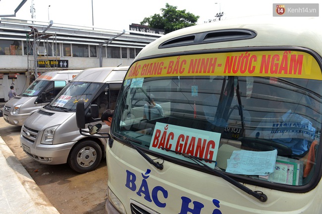 Xe kh&aacute;ch hoạt động b&igrave;nh thường tại bến mới sau khi bến xe Lương Y&ecirc;n đ&oacute;ng cửa - Ảnh 9.