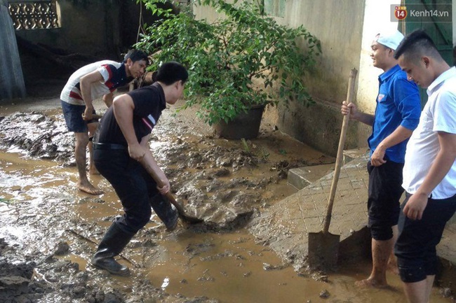 Chùm ảnh: Xách nước, đẩy bùn đất ra khỏi nhà dân sau đợt lũ kinh hoàng ở Lào Cai - Ảnh 7.