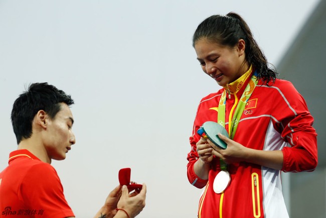 Nữ VĐV Trung Quốc xinh đẹp bật khóc khi được cầu hôn trên sàn đấu Olympic 2016 - Ảnh 9.
