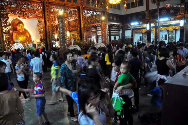Người d&acirc;n đổ về ch&ugrave;a dự lễ Vu lan, một số tuyến đường S&agrave;i G&ograve;n bị &ugrave;n tắc - Ảnh 9.
