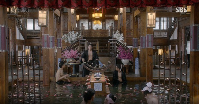 Moon Lovers: Lần đầu gặp gỡ, ho&agrave;ng tử Lee Jun Ki l&agrave;m anh h&ugrave;ng cứu mỹ nh&acirc;n IU - Ảnh 7.
