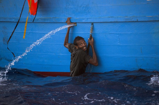 Chùm ảnh: Những gian nguy và đau đớn trên hành trình vượt biển của người tị nạn - Ảnh 9.