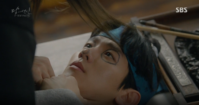 Moon Lovers: &ldquo;Mười&rdquo; Baekhyun su&yacute;t toi mạng dưới tay&hellip; bố vợ - Ảnh 3.