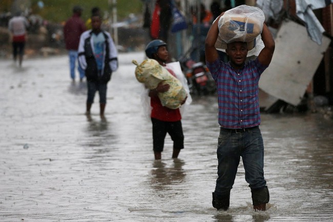 Những hình ảnh đau thương ở Haiti sau cơn bão mặt quỷ Matthew - Ảnh 9.