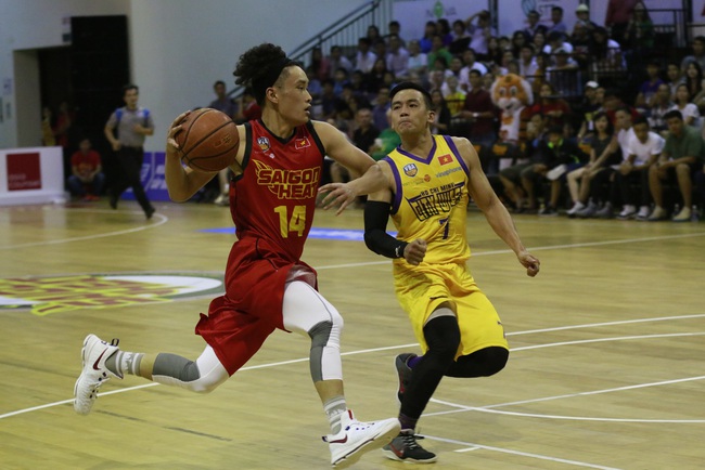Mặc mưa lớn, kh&aacute;n giả ngồi chật cứng s&acirc;n xem derby Saigon Heat v&agrave; HCMC Wings - Ảnh 10.