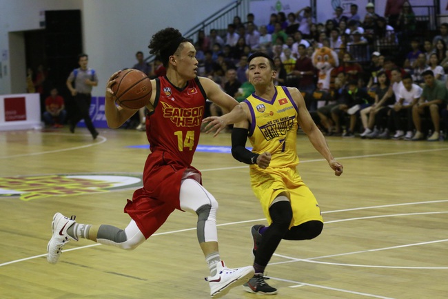 Mặc mưa lớn, khán giả ngồi chật cứng sân xem derby Saigon Heat và HCMC Wings - Ảnh 10.