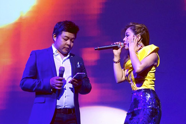 Vừa hoàn thành liveshow The Voice Kids, Noo Phước Thịnh vội vàng đến chúc mừng sinh nhật Minh Tuyết - Ảnh 3.