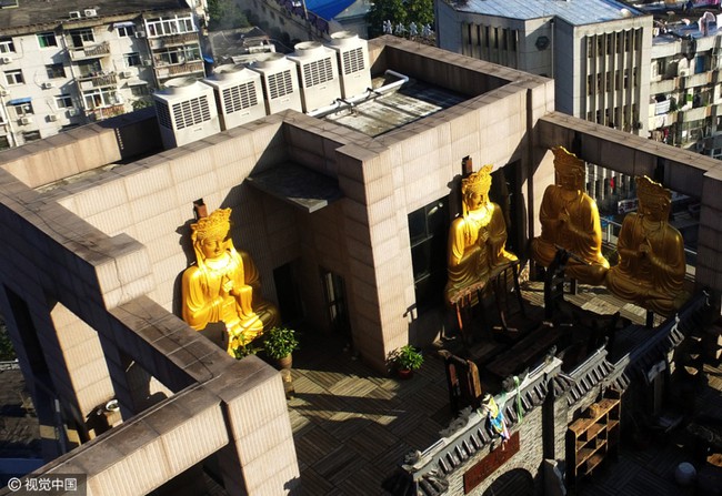 Dựng tượng Phật khổng lồ màu vàng ròng trên mái nhà cao tầng, người dân vội vàng dỡ bỏ sau đó không lâu - Ảnh 11.