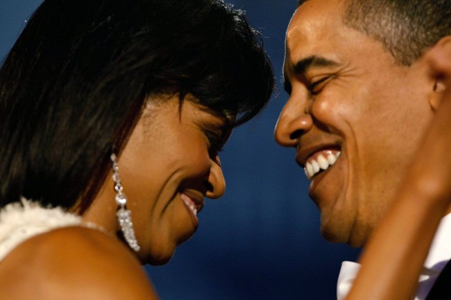 Tiểu thuyết ng&ocirc;n t&igrave;nh của vợ chồng Tổng thống Obama qua 28 bức ảnh tuyệt đẹp - Ảnh 17.