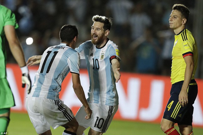 Messi lập si&ecirc;u phẩm s&uacute;t phạt, Argentina dứt mạch to&agrave;n h&ograve;a v&agrave; thua - Ảnh 11.