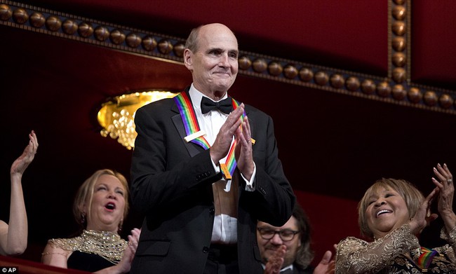 Bà Michelle cực xinh đẹp, sánh đôi cùng ông Obama tới dự lễ trao giải Kennedy Center Honors 2016 - Ảnh 17.