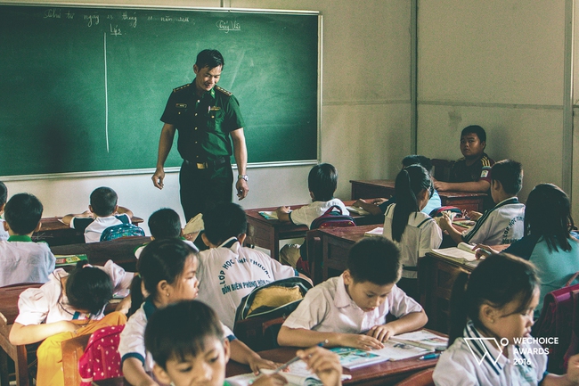 Photos of the day: Chẳng ngại ung thư hay biển cả, thầy vẫn đi gieo chữ cho tụi con nít nghèo - Ảnh 1.
