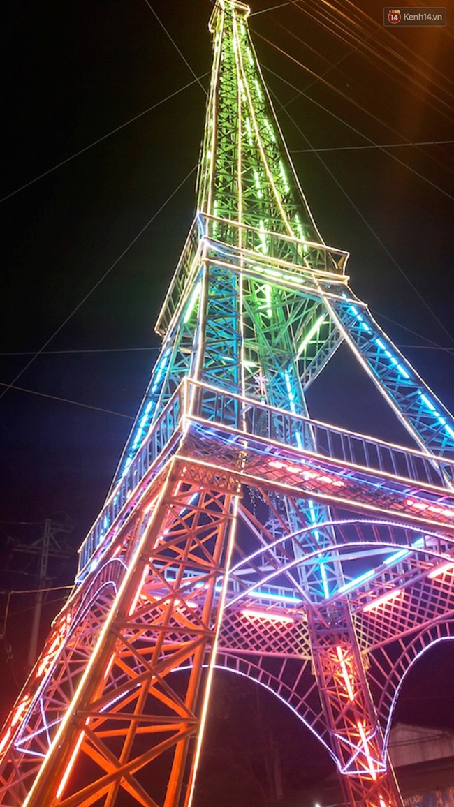 Cận cảnh m&ocirc; h&igrave;nh th&aacute;p Eiffel độc nhất v&ocirc; nhị đ&oacute;n Gi&aacute;ng sinh ở xứ Nghệ - Ảnh 9.