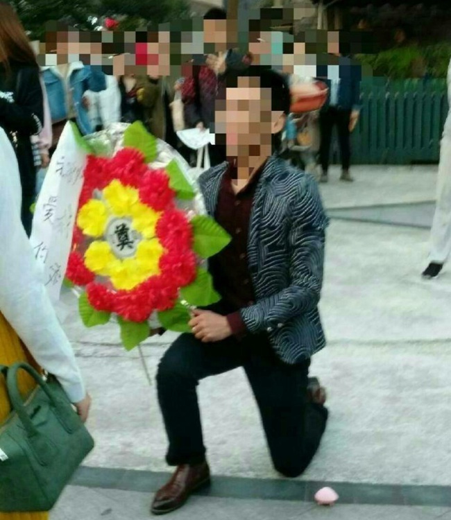 S&aacute;ng tạo đến mức mang v&ograve;ng hoa đi cầu h&ocirc;n bạn g&aacute;i thế n&agrave;y th&igrave; bị đ&aacute; cũng đ&aacute;ng - Ảnh 5.