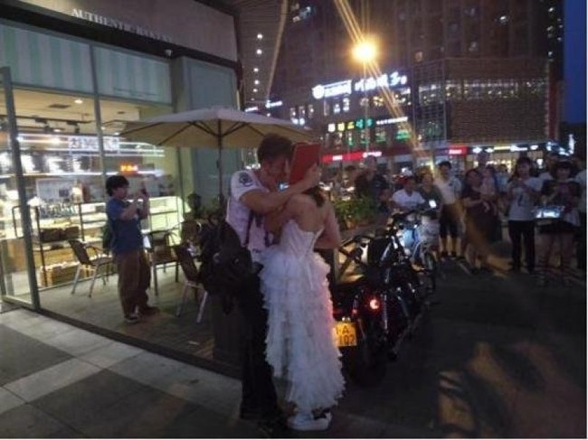 Cô gái mặc váy cưới trắng, cưỡi motor, cầm sổ hộ khẩu cầu hôn bạn trai ngay giữa quảng trường - Ảnh 3.