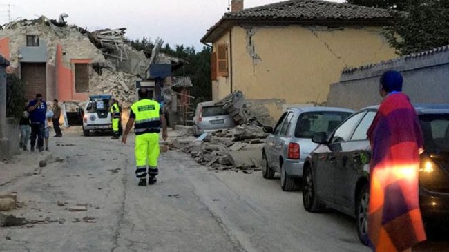 Italy: Động đất 6,2 độ Richter, gần như toàn bộ thị trấn bị phá hủy hoàn toàn - Ảnh 10.