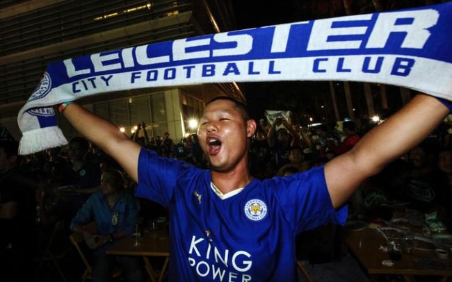 Người Th&aacute;i rầm rộ ăn mừng chức v&ocirc; địch của Leicester City - Ảnh 4.