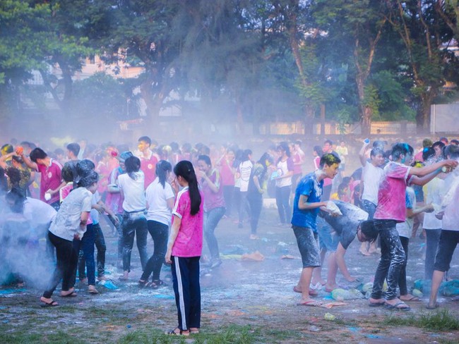 Teen Huế tưng bừng quẩy Color me run phiên bản ném bóng nước trong Lễ trưởng thành - Ảnh 9.