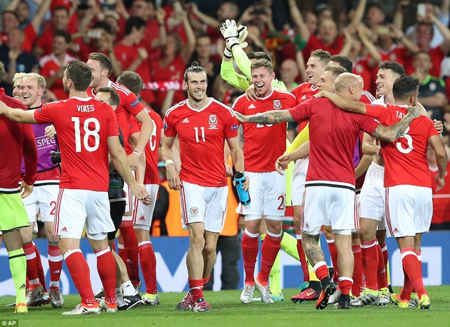 Gareth Bale rực sáng, xứ Wales qua mặt Anh giành ngôi nhất bảng B - Ảnh 13.